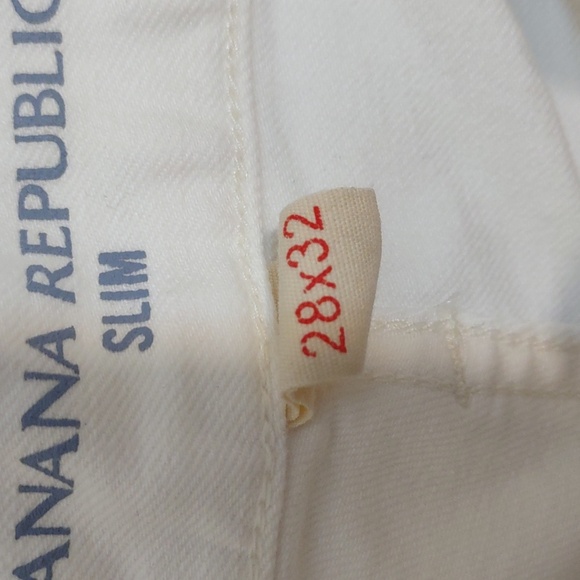SLIGHTLY USED BANANA REPUBLIC WHITE JEANS 28/32 SLIM HAS STAIN ON BACK OF LEG - Picture 3 of 12